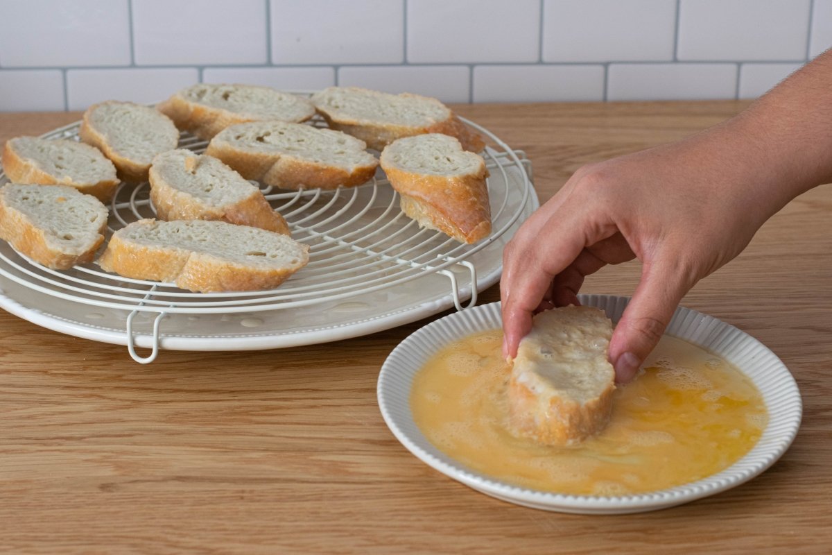 Pasamos las torrijas de horchata por huevo batido