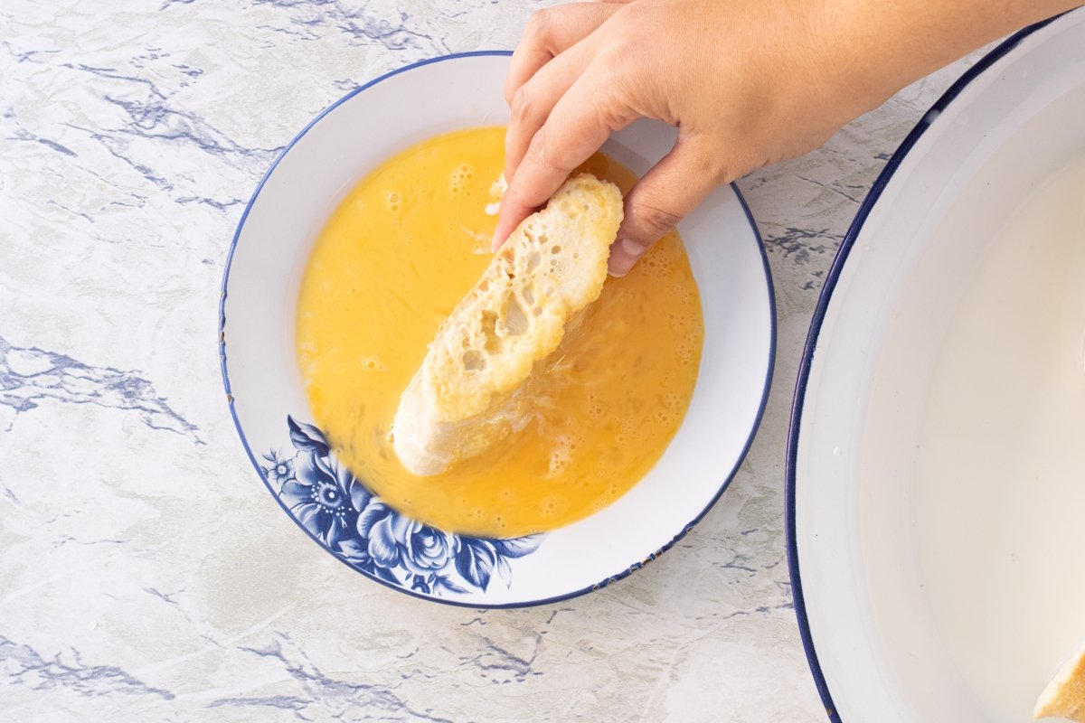 Pasamos las torrijas por huevo