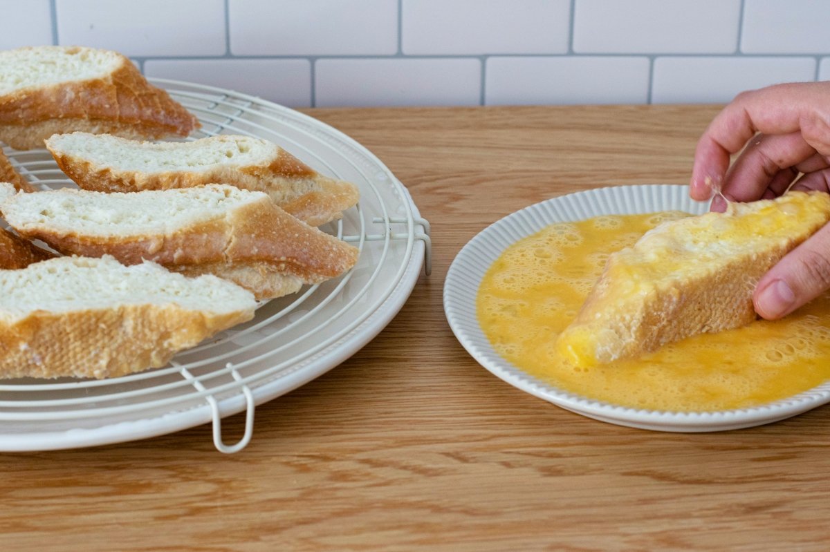 Pasamos por huevo batido las torrijas de leche