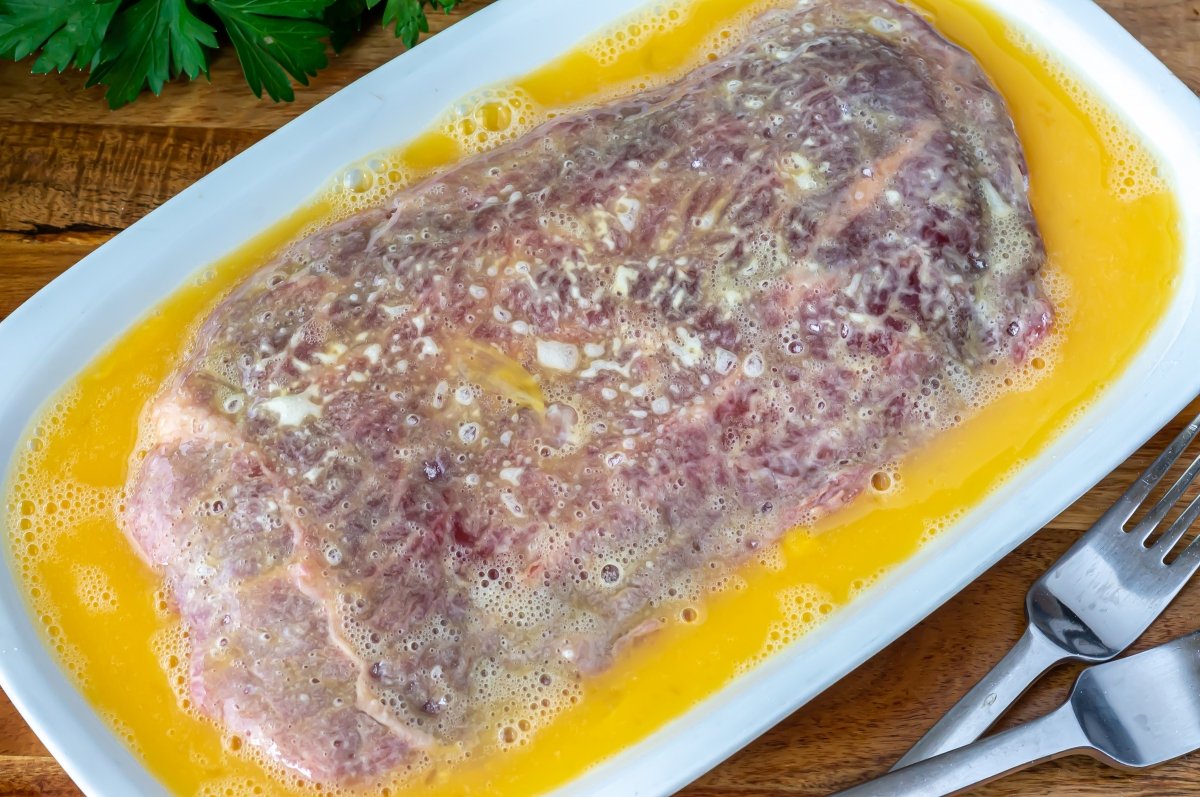 Pasar el cachopo asturiano de ternera por huevo