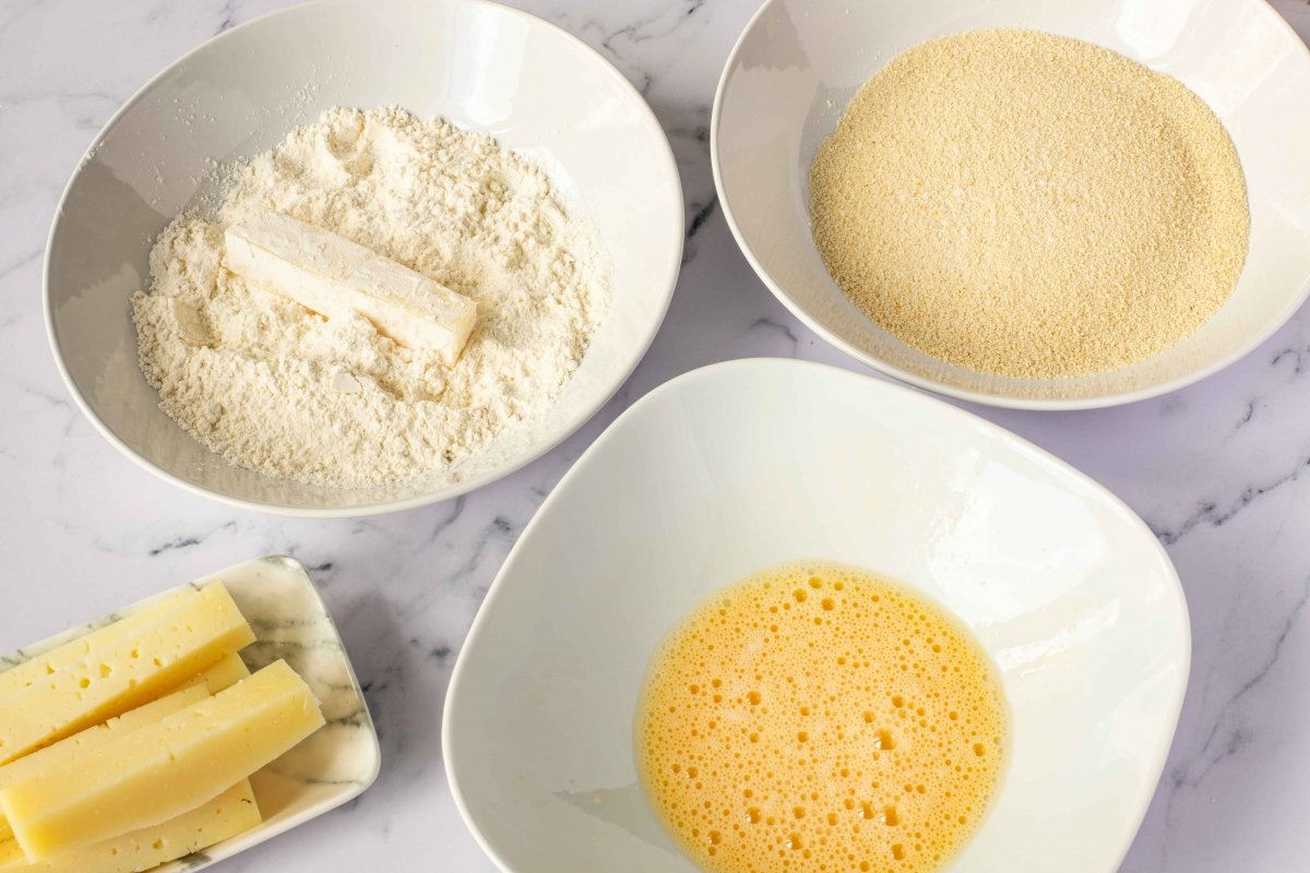 Pasar el queso por harina para hacer kushiage de queso