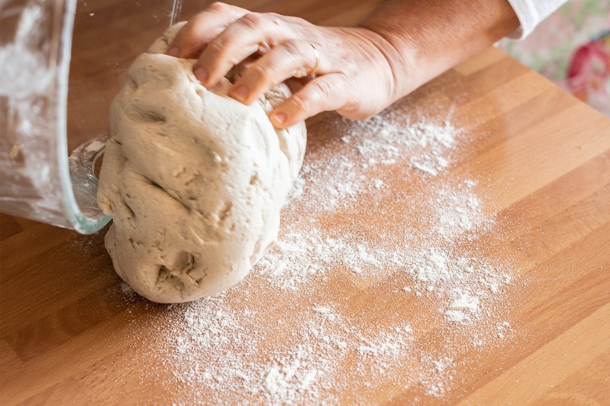 Pass the gluten-free dough to the table