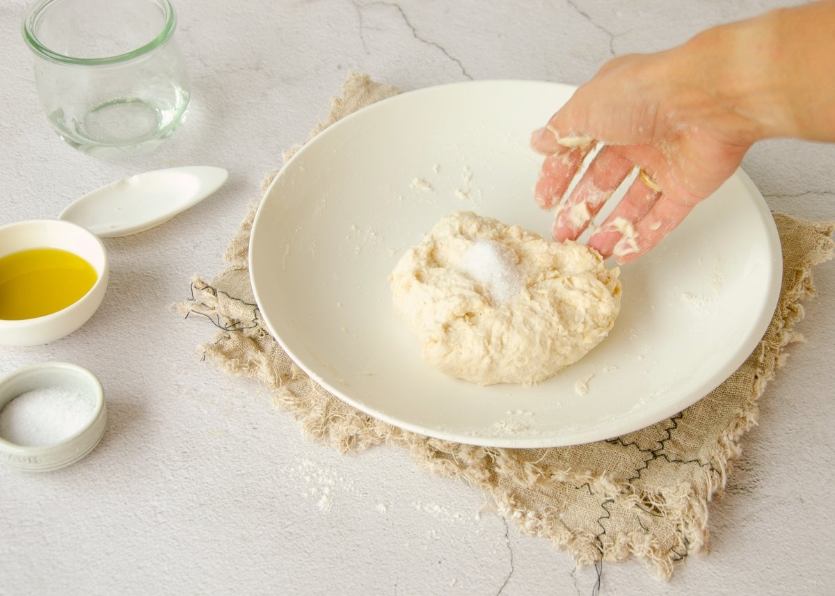 Paso 2 para elaborar la masa de la pizza barbacoa