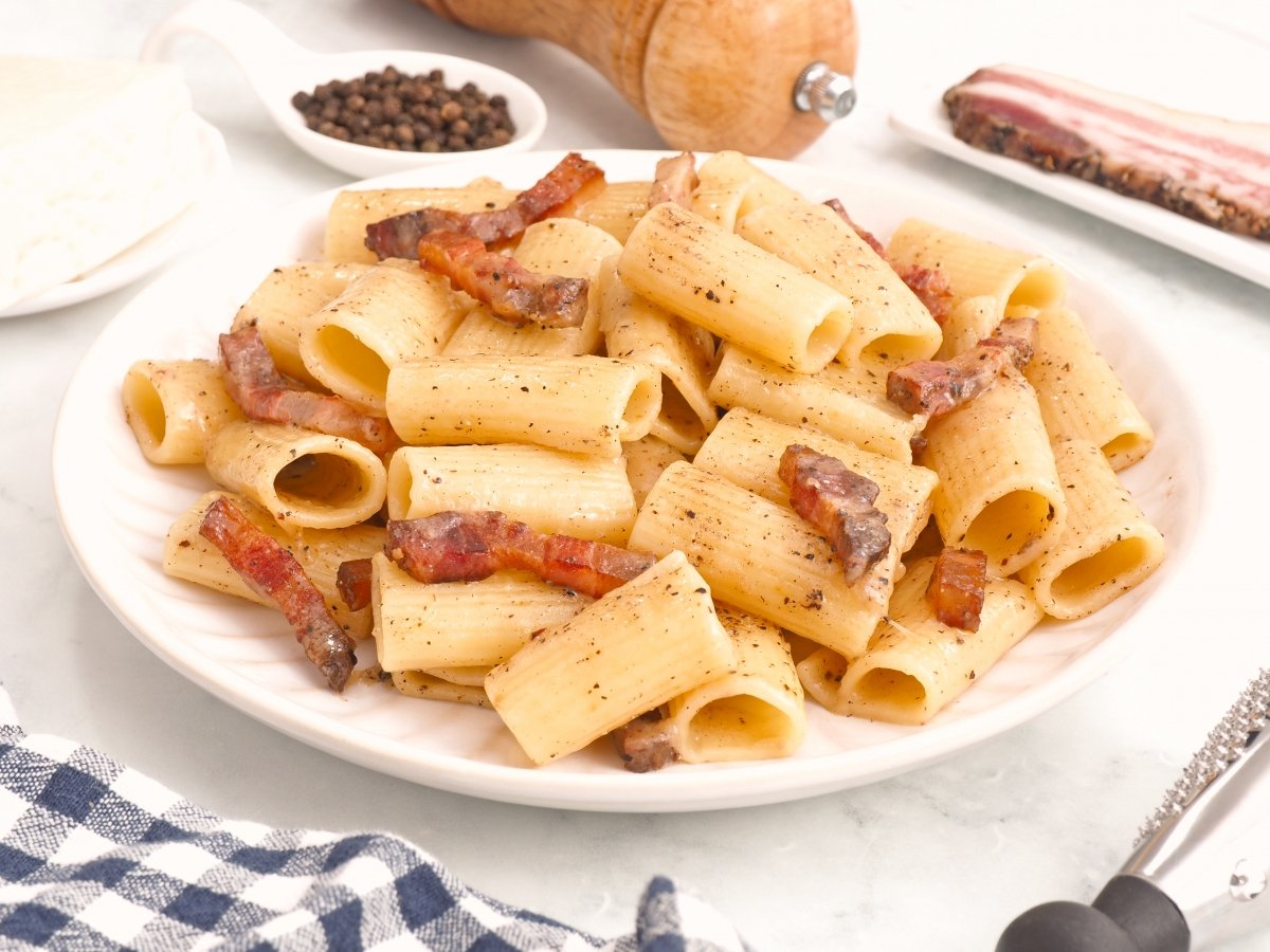 Pasta alla gricia lista para servir
