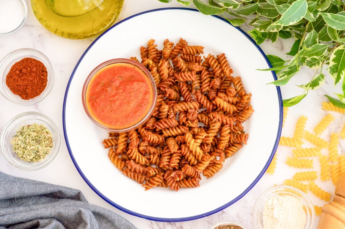 Pasta chips con salsa