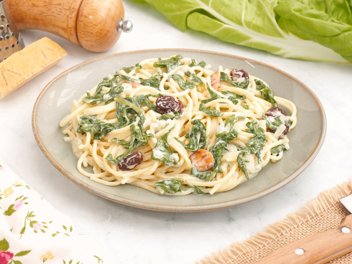 Pasta con acelgas lista para servir