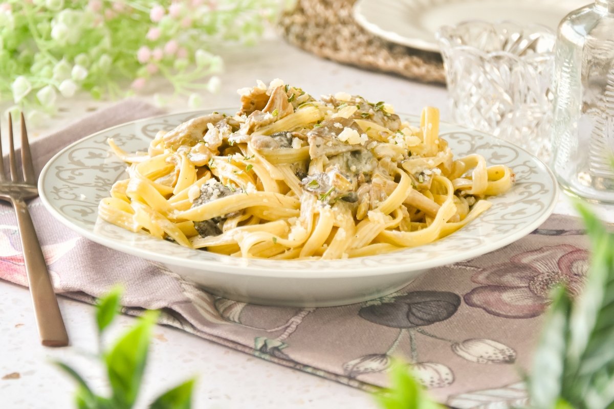 Pasta con setas lista para comer