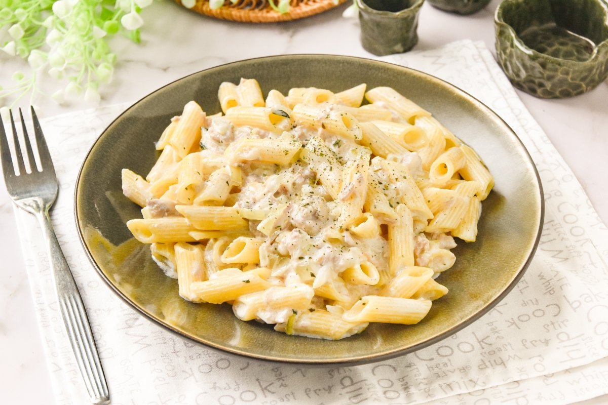 Pasta cremosa con atún y queso casera