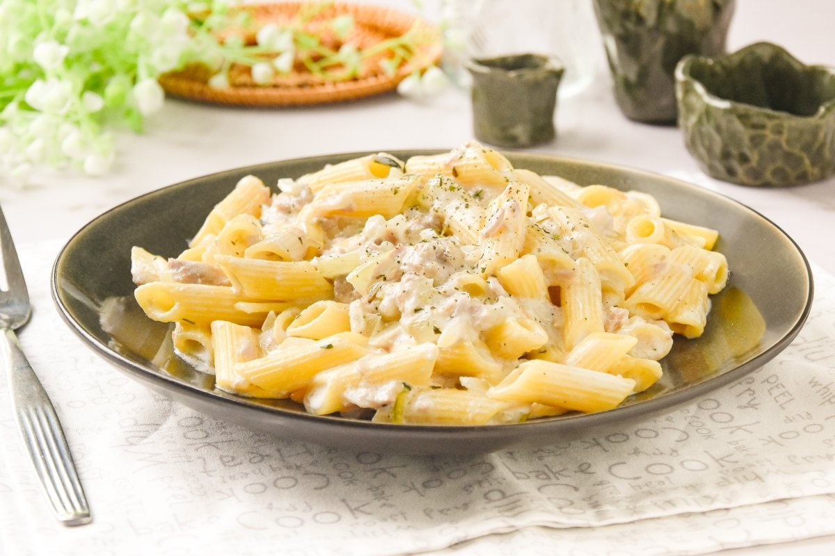Pasta cremosa con atún y queso lista para comer