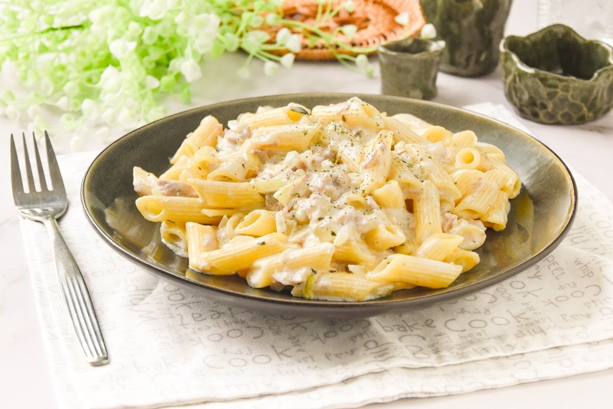 Pasta cremosa con atún y queso