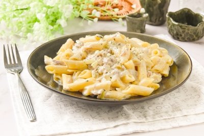 Pasta cremosa con atún y queso