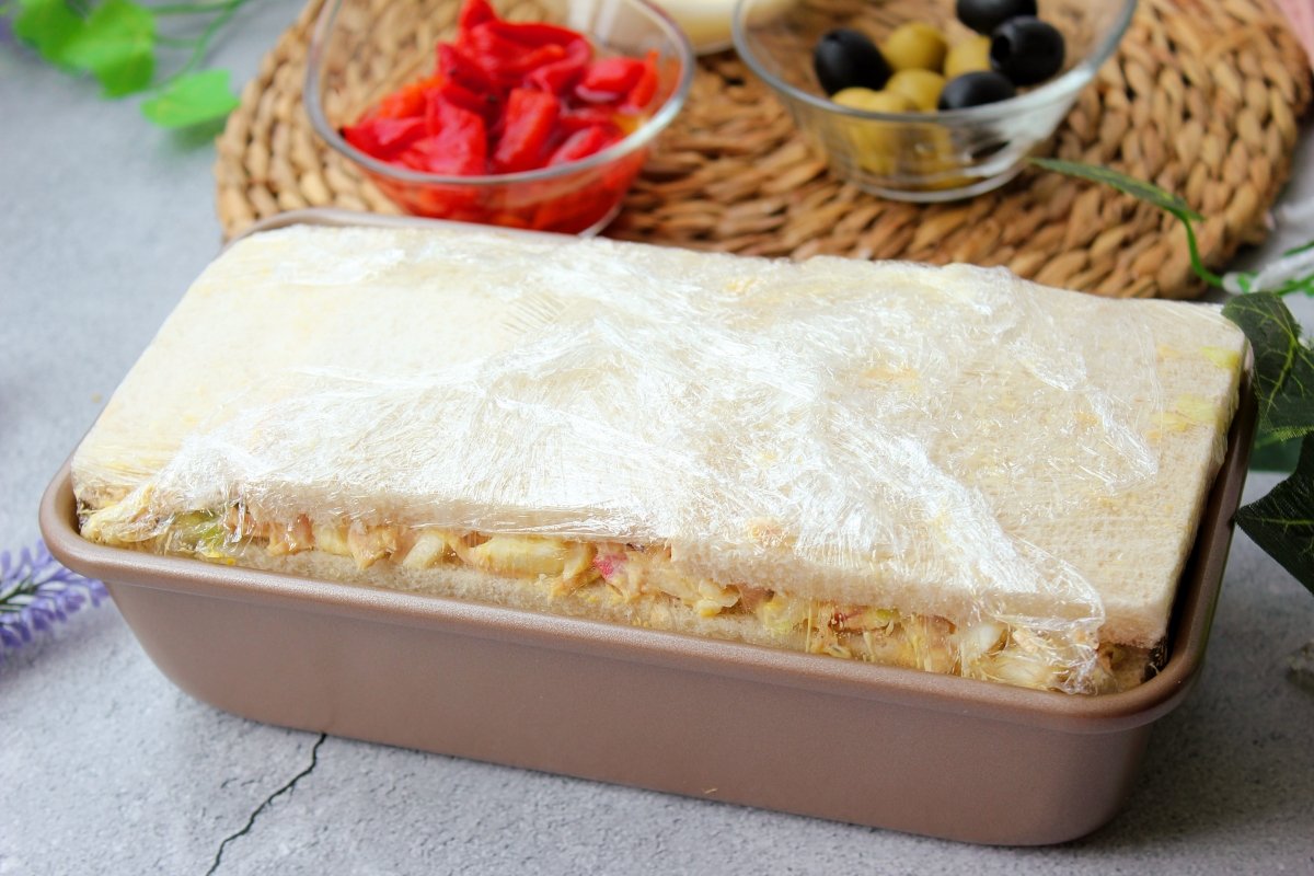 Pastel de atún frío en el molde al baño María