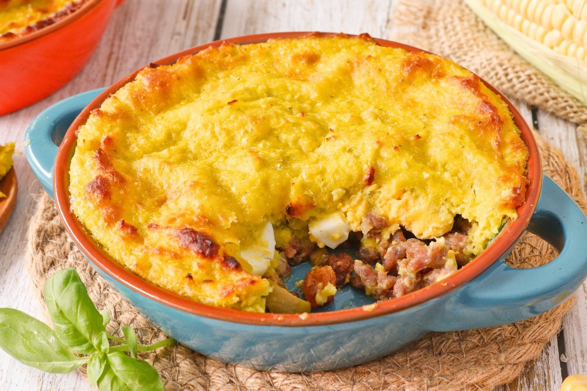 Pastel de choclo con albahaca, huevo y pasas