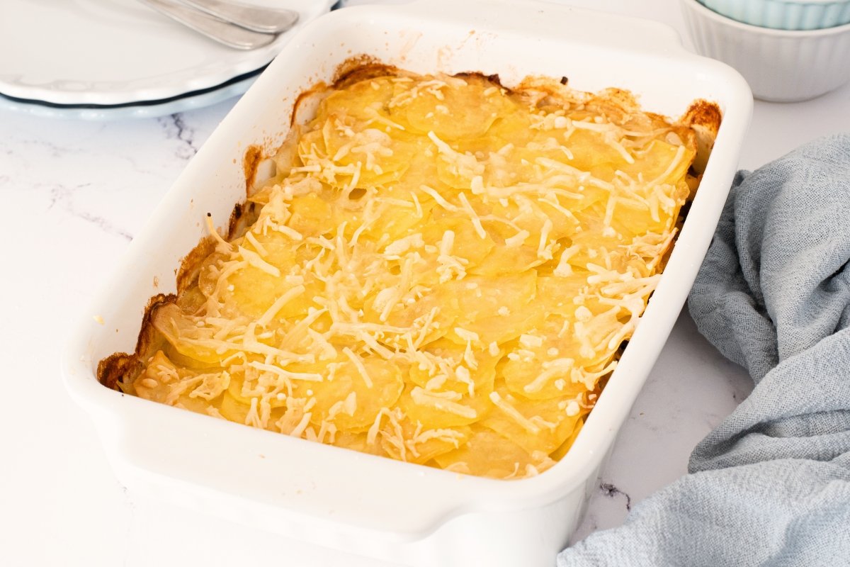 Pastel de patata y pescado listo para servir