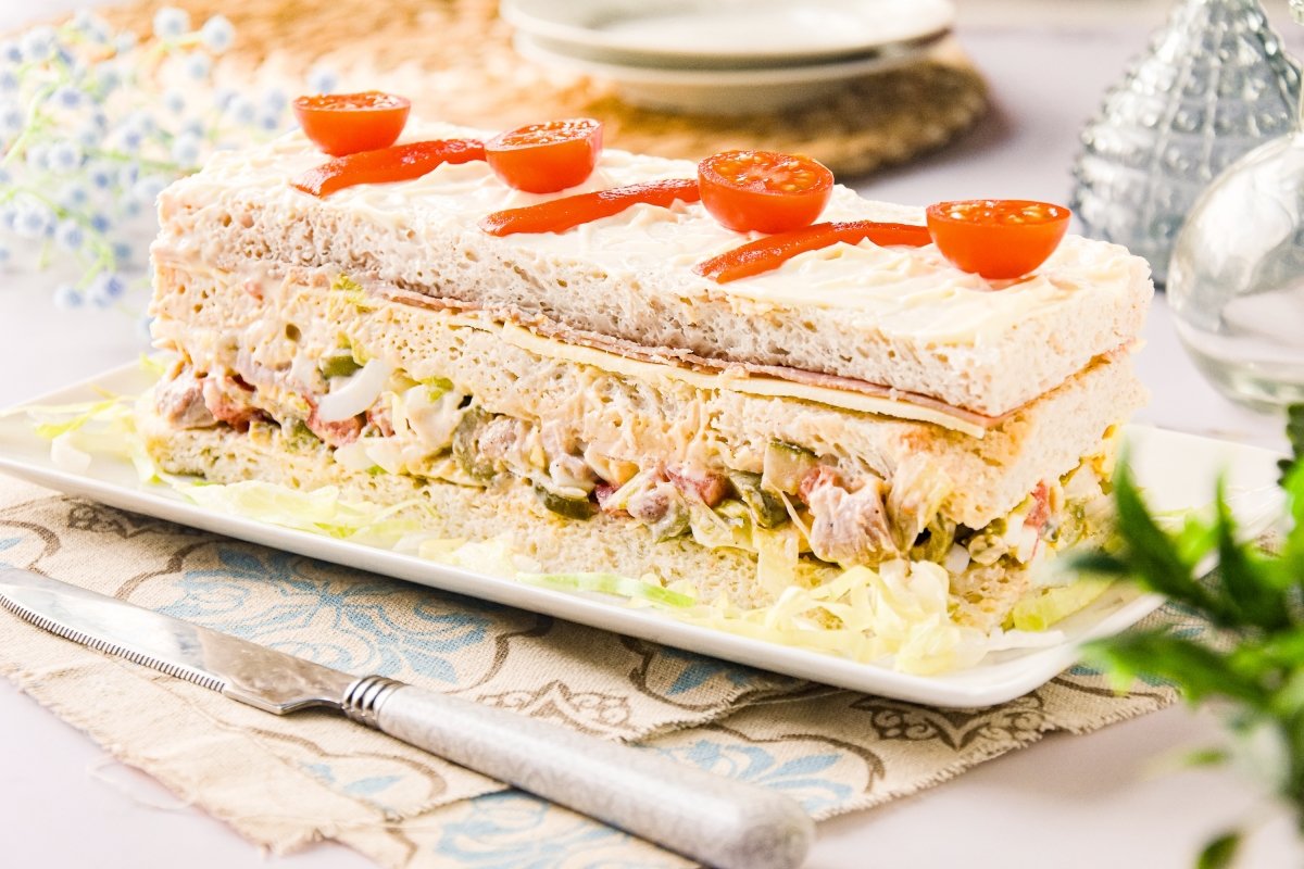 Pastel frío de pollo elaborado con pan de molde