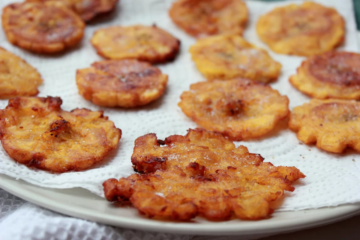 Patacones (tostones) 7 Patacones recién hechos sobre papel absorbente *