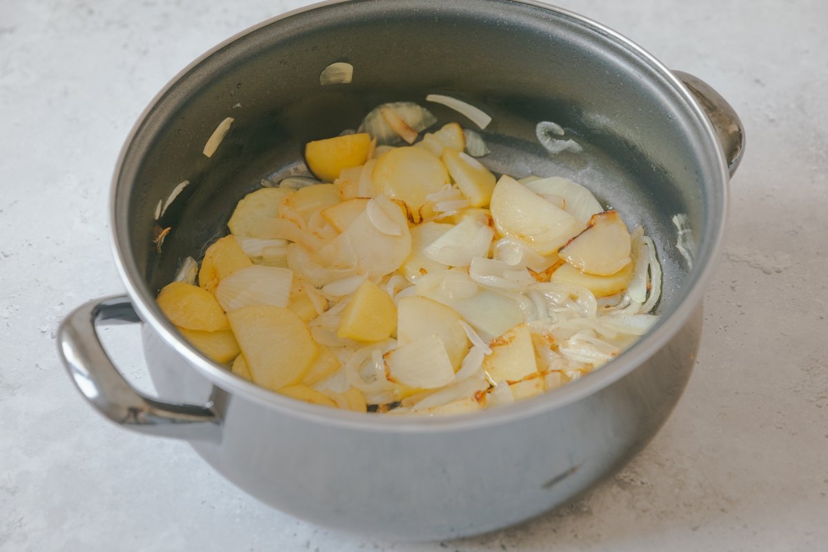 Patata y cebolla cocinadas para las acelgas a la extremeña