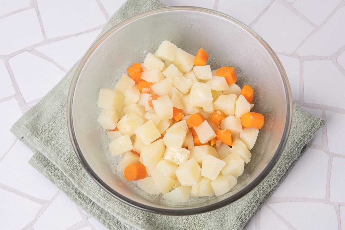 Patata y zanahoria cocidas para hacer queso vegano