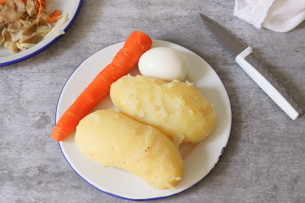 Patata, zanahoria y huevo pelados ensaladilla rusa
