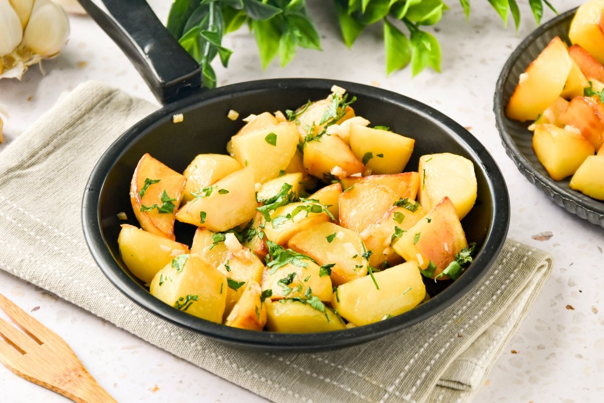 Patatas al ajillo caseras