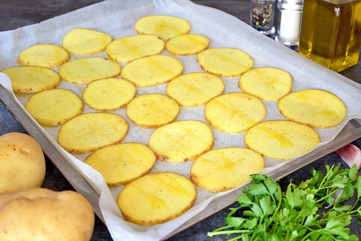 Patatas al horno de las chuletas de cordero al horno