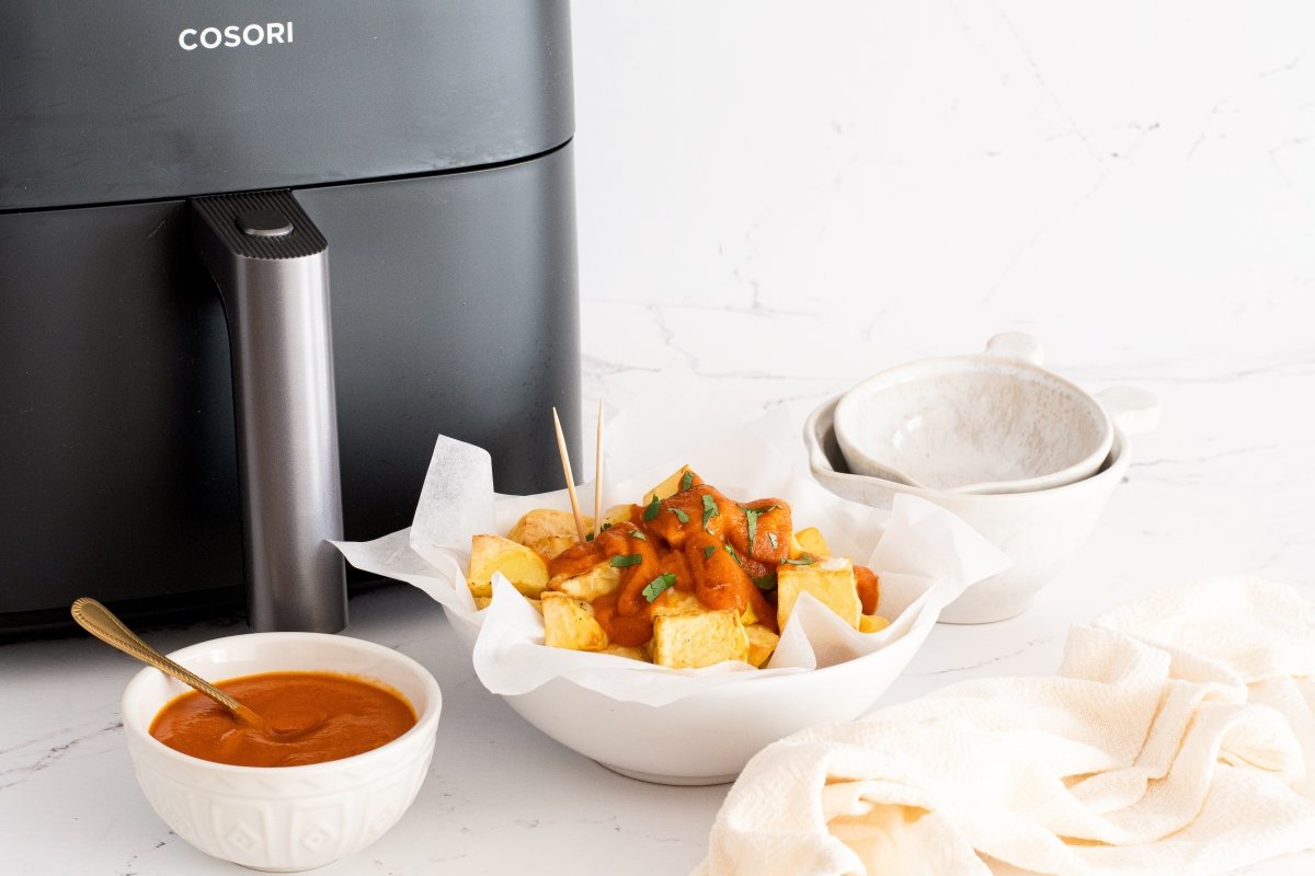 Patatas bravas en freidora de aire con salsa