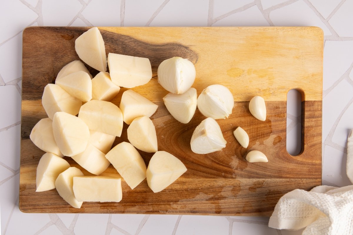 Patatas, cebollas y ajos para hacer ajo colorao