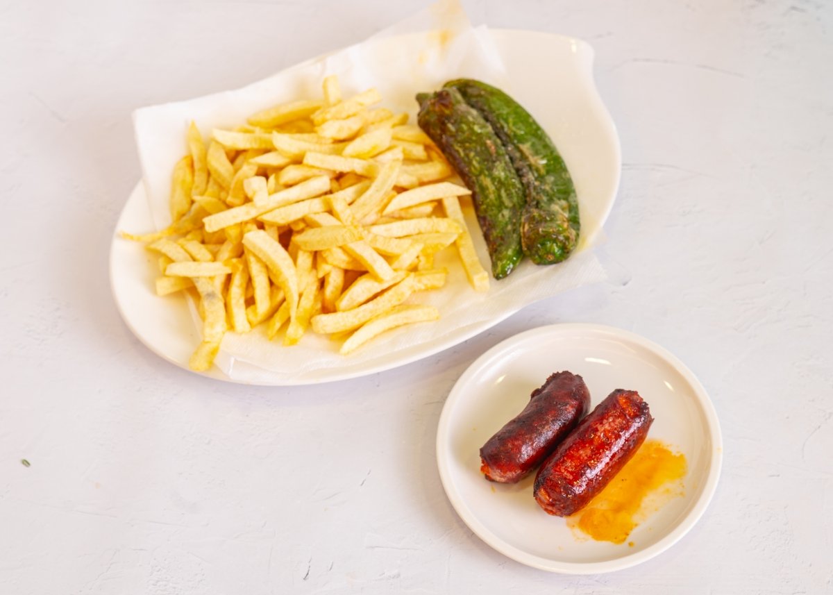 Patatas, chorizo y pimientos para hacer plato de los montes