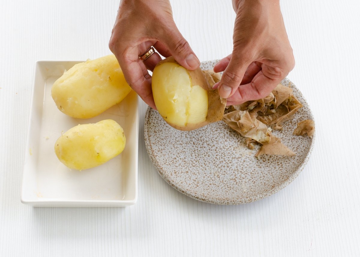 Patatas cocidas con la piel para lacón a la gallega