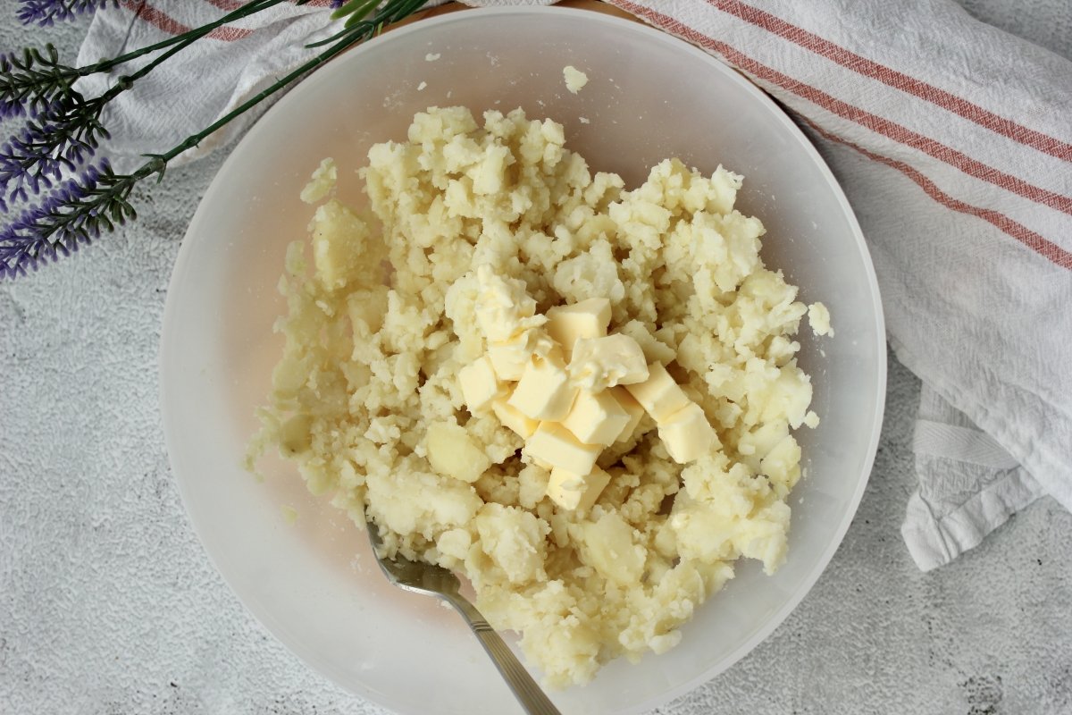 patatas cocidas hechas puré a las que agregamos mantequilla
