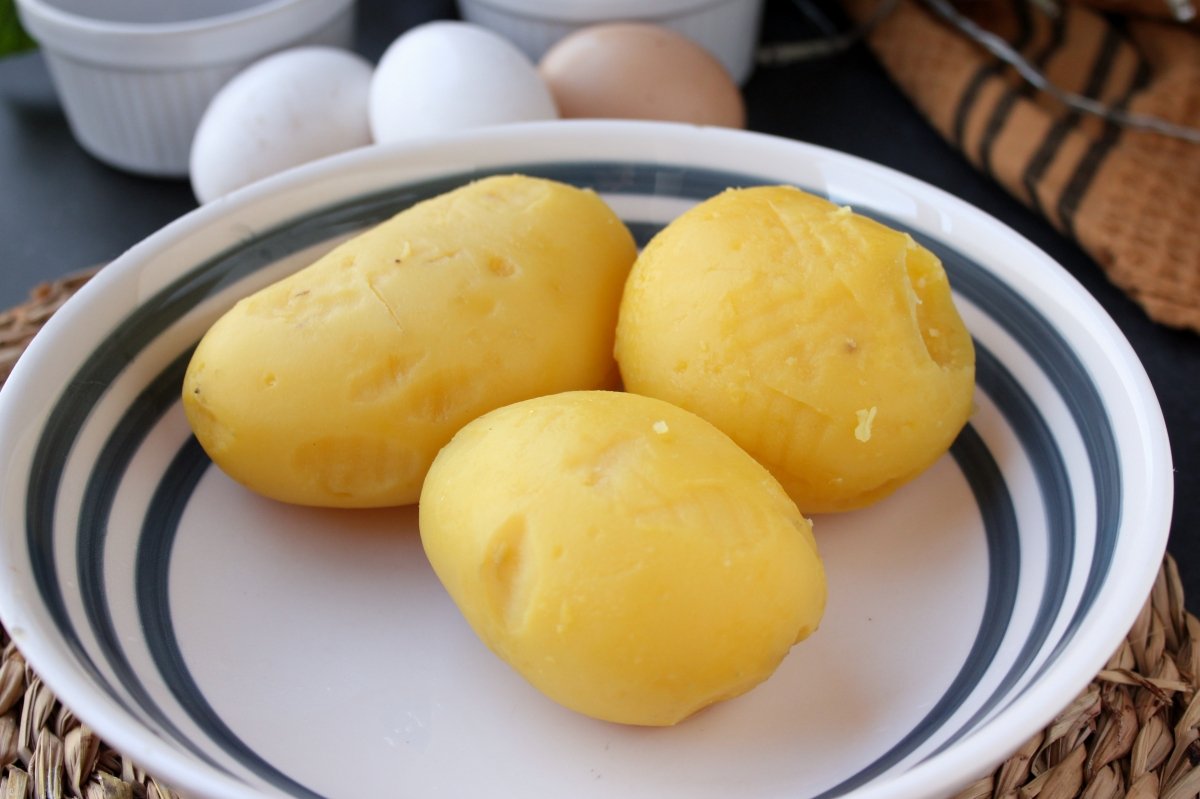 Patatas cocidas para hacer el puré del soufflé