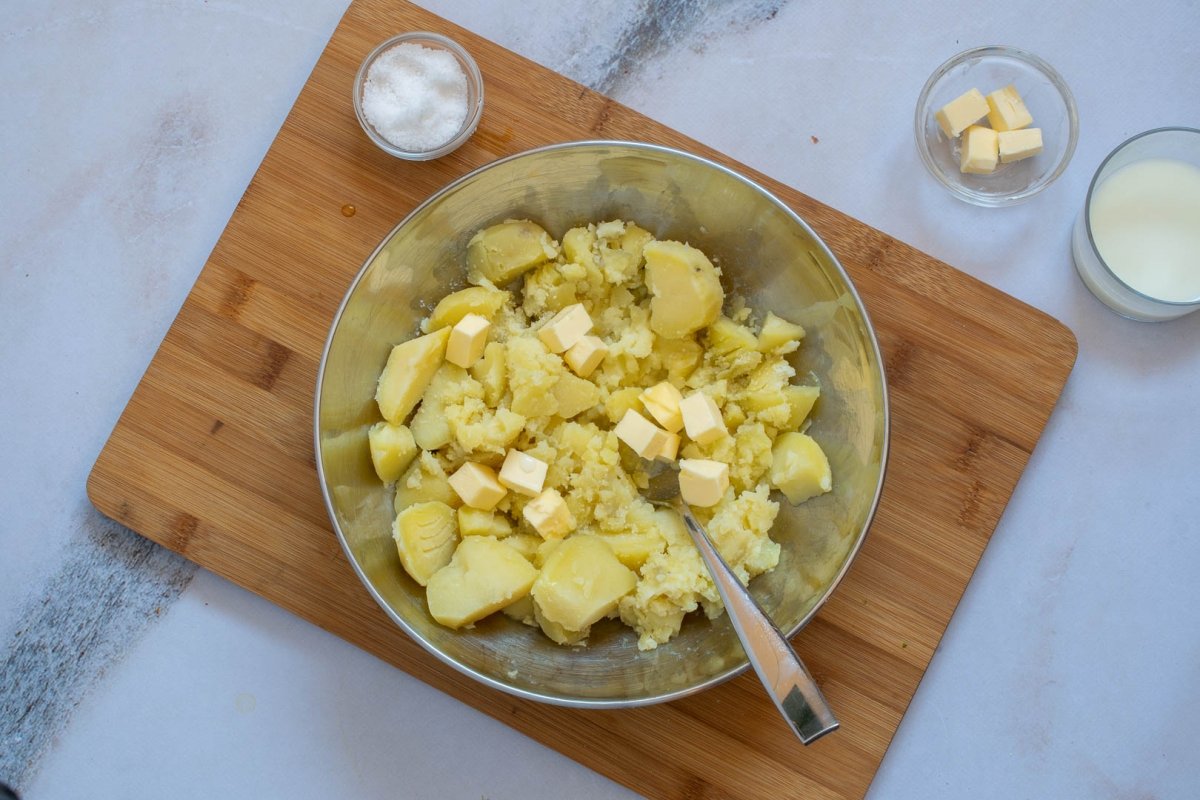 Patatas cocidas y machacadas para preparar puré