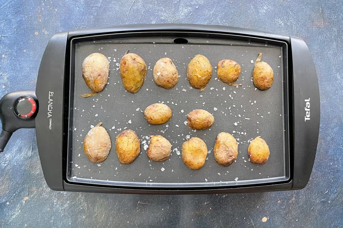 Patatas cocinándose a la plancha *