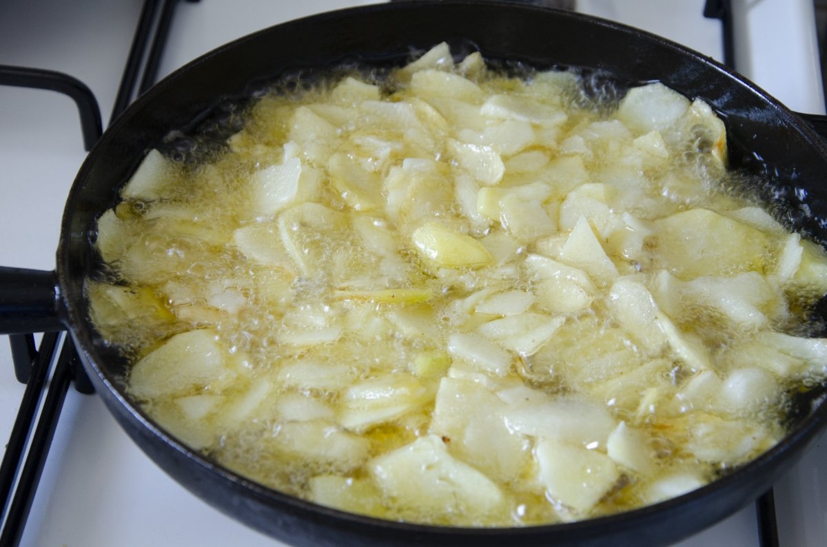 patatas confitadas para la tortilla de betanzos