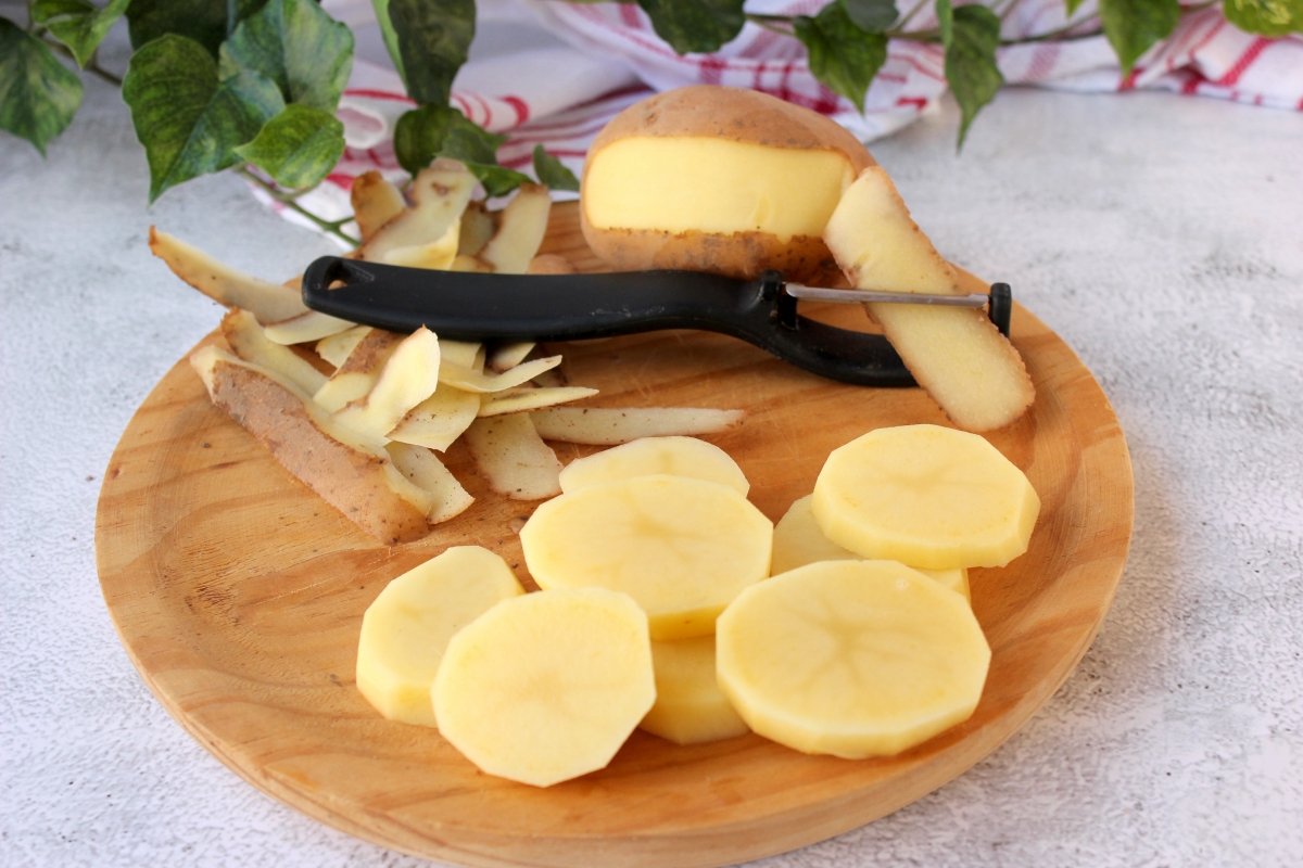 patatas cortadas en panadera para la guarnición del bacalao confitado