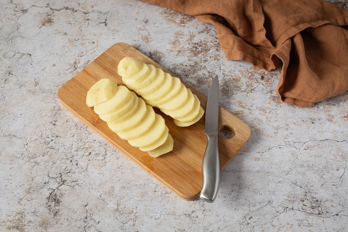 Patatas cortadas para el codillo al horno con patatas