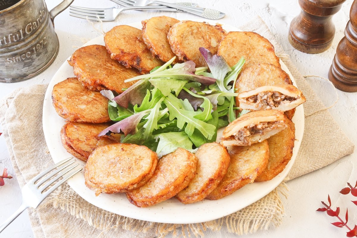 Patatas de Olot con ensalada