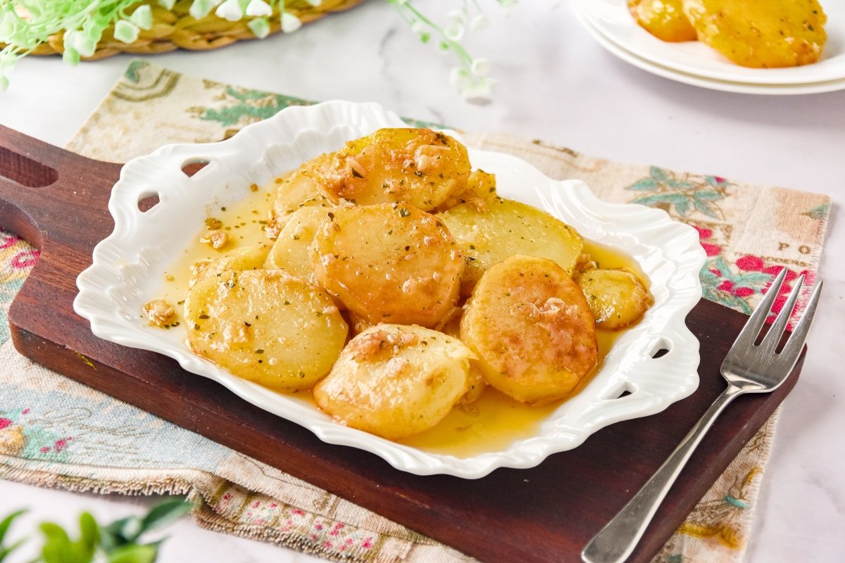 Patatas en adobillo listas para comer