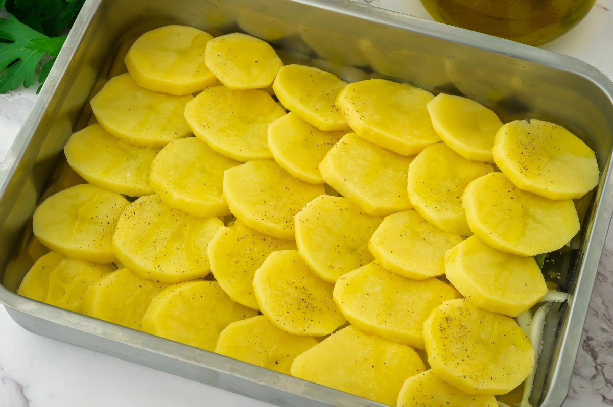 Patatas en la fuente para la lubina rellena