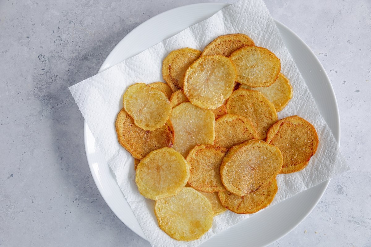 Patatas fritas para los huevos rotos con chistorra