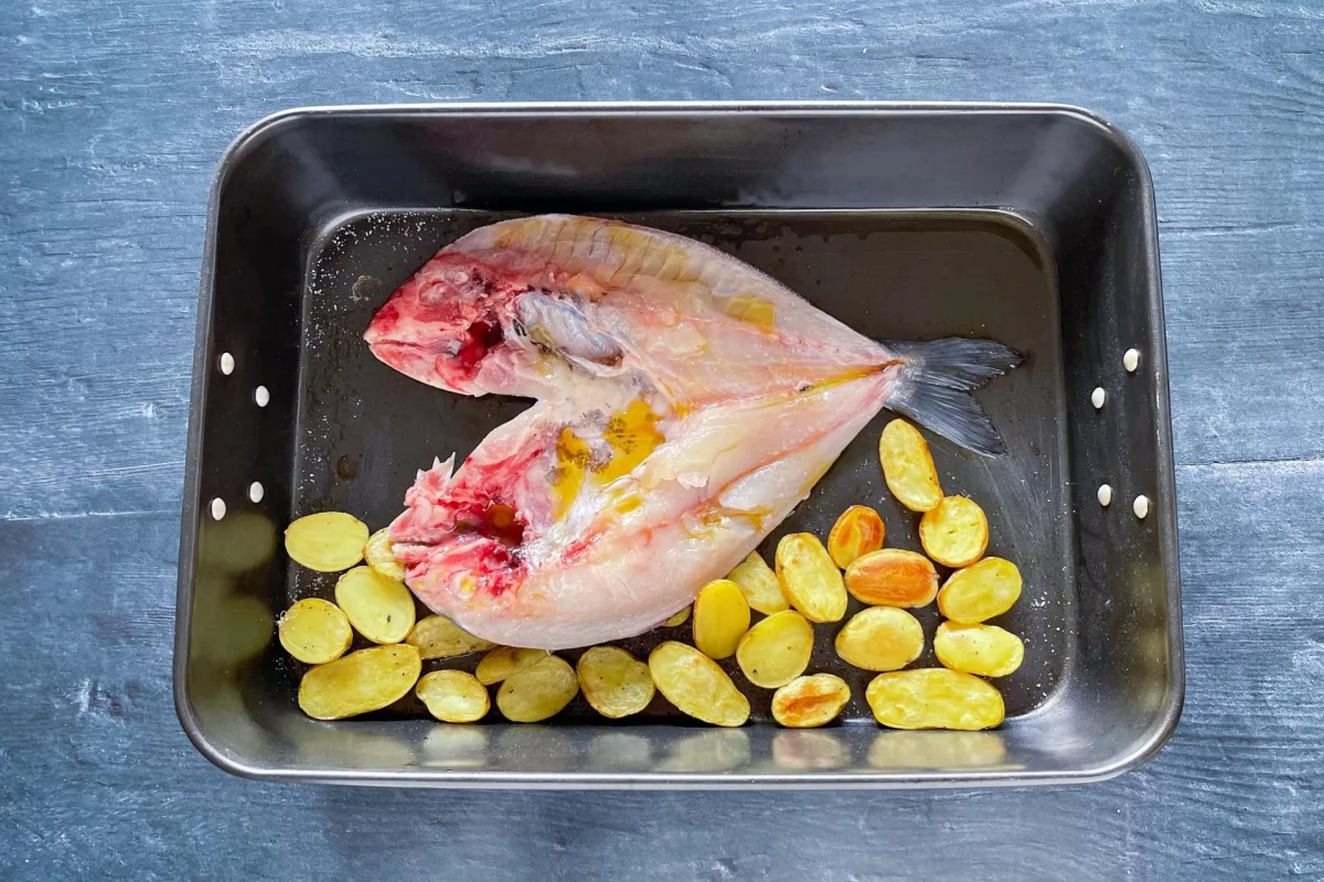 Dorada a la espalda 3 Patatas horneadas con dorada abierta en libro *