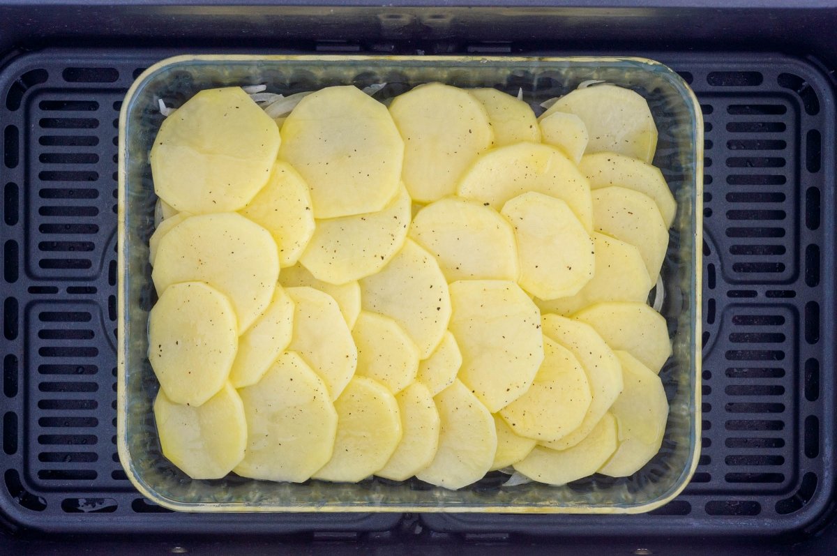 Patatas para la guarnición de la lubina en freidora de aire