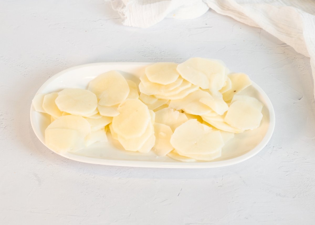 Patatas peladas para hacer huevos rotos con gulas