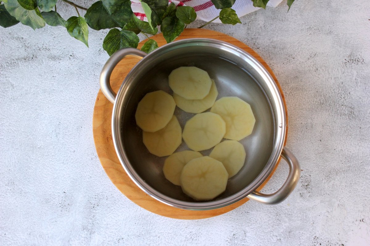 patatas peladas y cortadas en panadera listas para cocerse