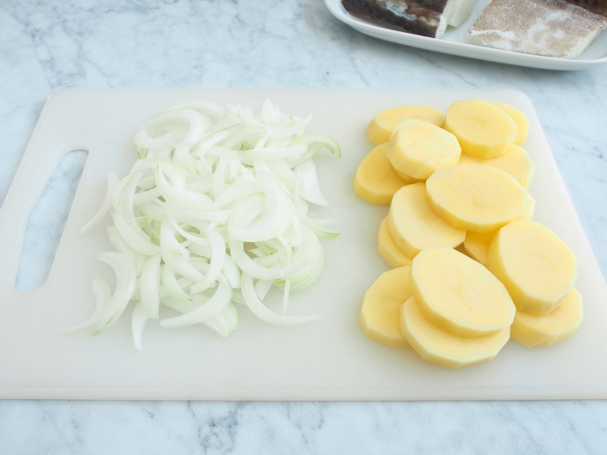 patatas peladas y cortadas en rodajas de 5 milimetros de grosor con mandolina