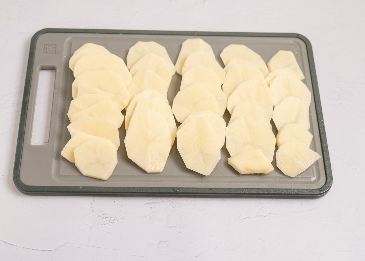 Patatas peladas y cortadas para hacer rape al horno