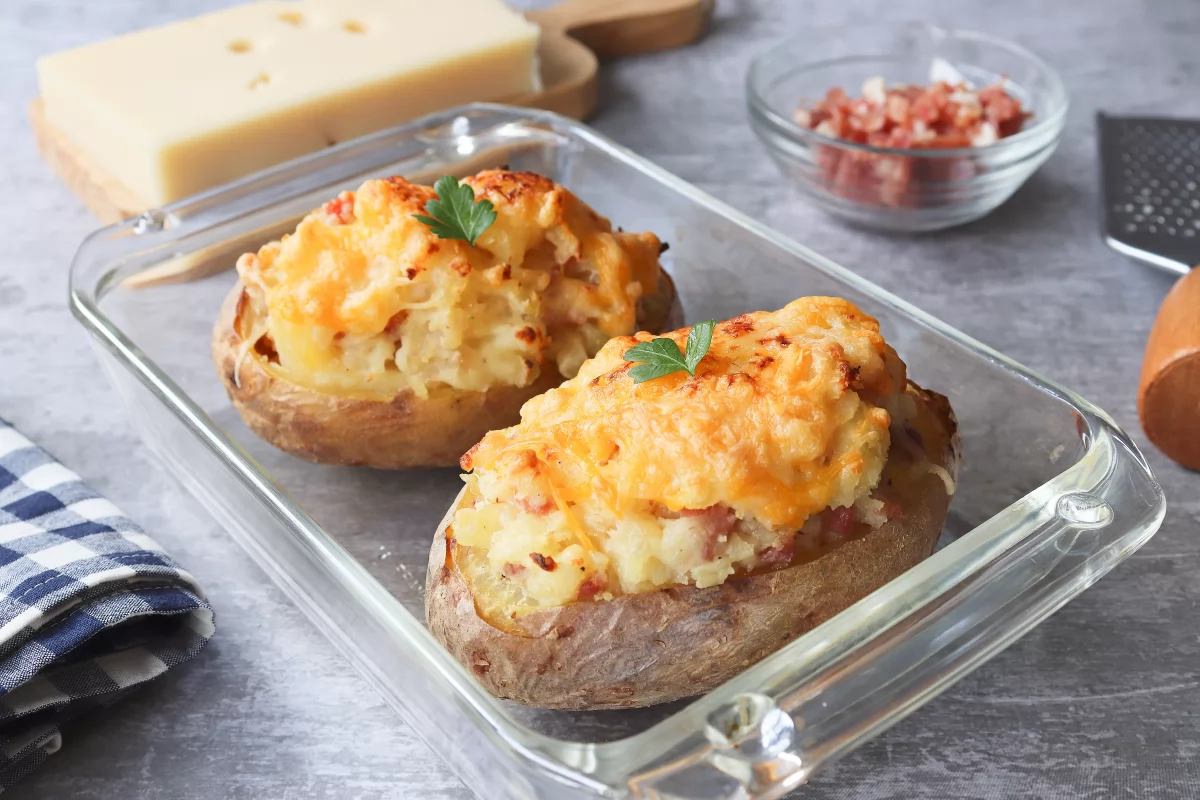 Patatas rellenas de jamón y queso al horno foto cerca