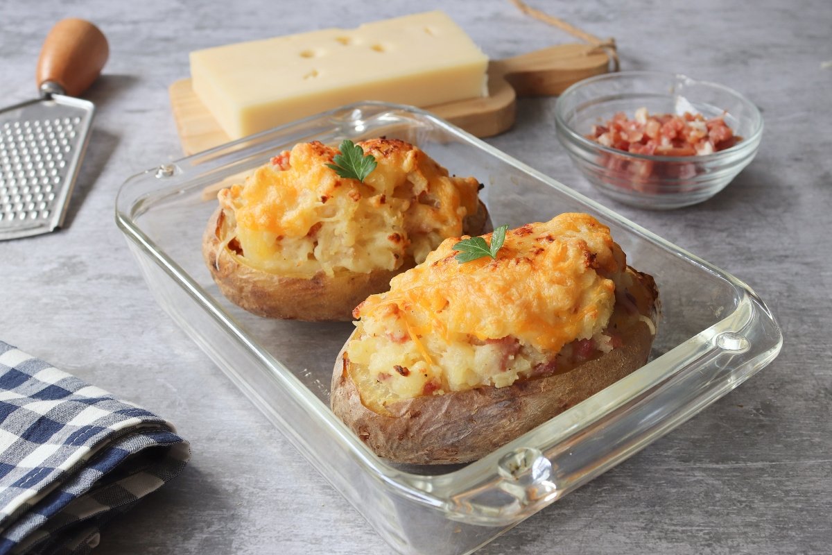 Patatas rellenas de jamón y queso al horno foto principal