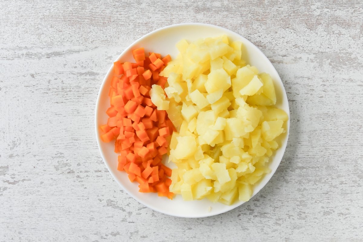 Patatas y zanahorias cortadas pequeñas