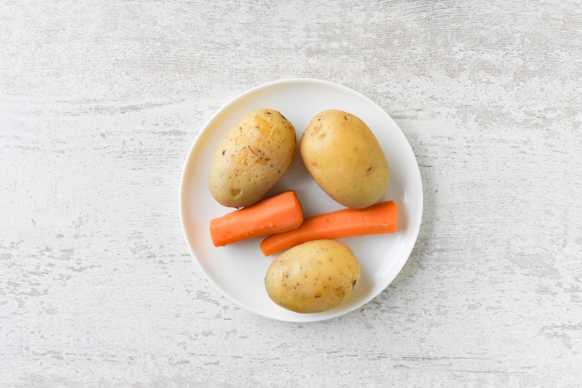 Patatas y zanahorias hervidas para preparar la ensaladilla de gambas